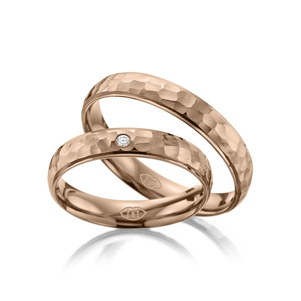 Set Klassieke trouwringen in roodgoud 14 kt. , hamerslag met in totaal 0,01 ct. Briljant tw/si 