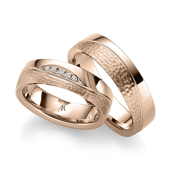 Set Klassieke trouwringen in roodgoud 14 kt. , hamerslag met in totaal 0,056 ct. Briljant tw/si van Merii - M-1306-5 Set Klassieke trouwringen in roodgoud 14 kt. , hamerslag met in totaal 0,056 ct. Briljant tw/si van Merii - M-1306-5