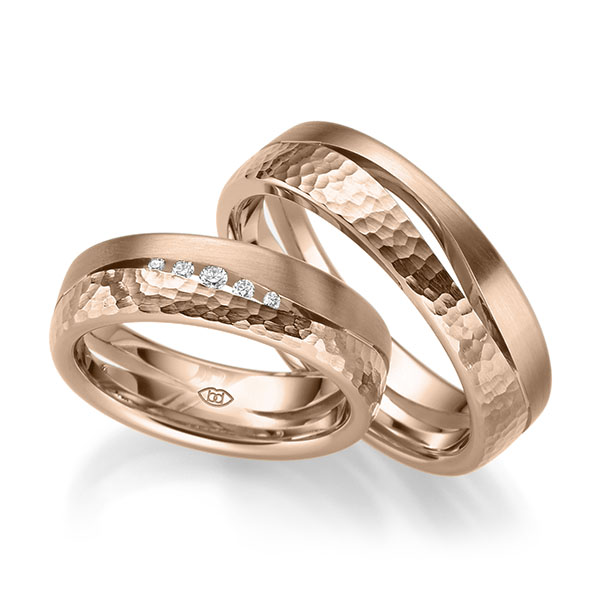 Set Klassieke trouwringen in roodgoud 14 kt. , hamerslag met in totaal 0,05 ct. Briljant tw/si van Merii - M-1324-8 Set Klassieke trouwringen in roodgoud 14 kt. , hamerslag met in totaal 0,05 ct. Briljant tw/si van Merii - M-1324-8