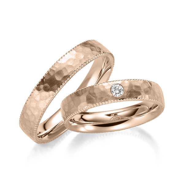 Set Klassieke trouwringen in roodgoud 14 kt. , hamerslag met in totaal 0,06 ct. Briljant tw/si 