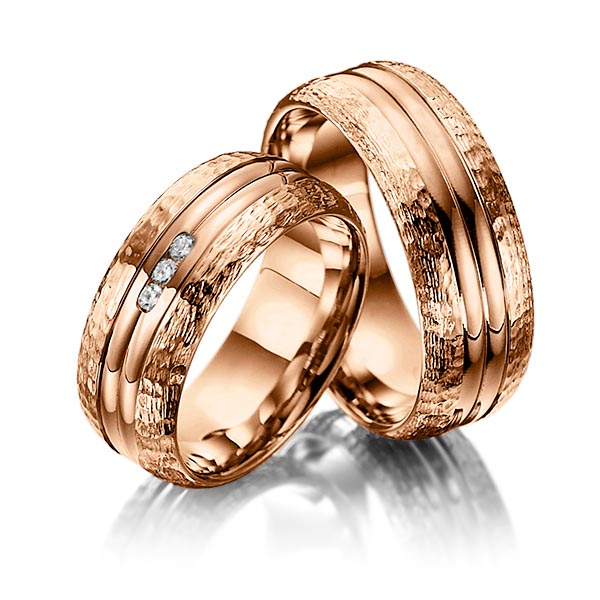 Set Klassieke trouwringen in roodgoud 14 kt. hamerslag, met in totaal 0,06 ct. Briljant tw/si van Merii - M-1035-9 Set Klassieke trouwringen in roodgoud 14 kt. hamerslag, met in totaal 0,06 ct. Briljant tw/si van Merii - M-1035-9