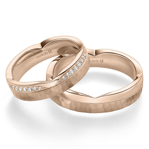 Set Klassieke trouwringen in roodgoud 14 kt. , hamerslag met in totaal 0,128 ct. Briljant tw/si van acredo