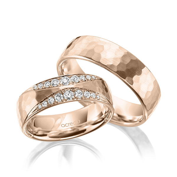 Set klassieke trouwringen in roodgoud 14 kt. hamerslag met in totaal 0,34 ct. Briljant tw/si van acredo
