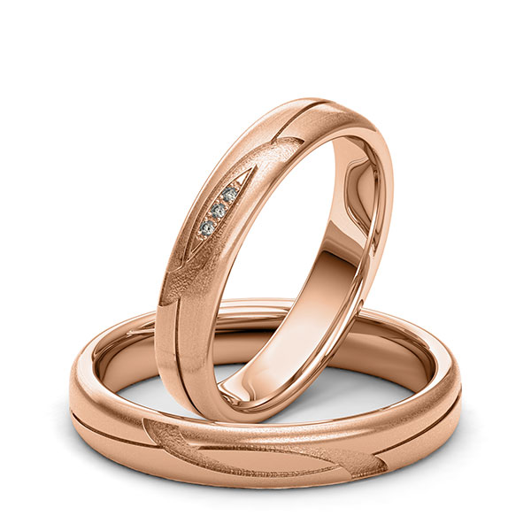 Set klassieke trouwringen in roodgoud 14 kt. Laser Structuur met in totaal 0,015 ct. Briljant tw/si van Eternal Touch