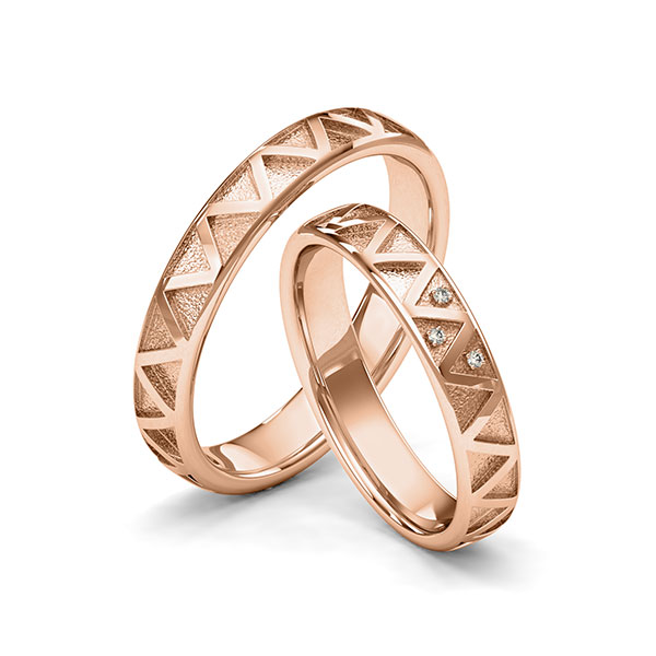 Set klassieke trouwringen in roodgoud 14 kt. Laser Structuur met in totaal 0,015 ct. Briljant tw/si van Eternal Touch