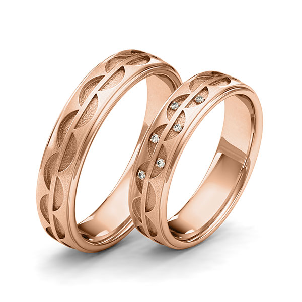 Set Klassieke trouwringen in roodgoud 14 kt. Laser Structuur met in totaal 0,03 ct. Briljant tw/si van Eternal Touch