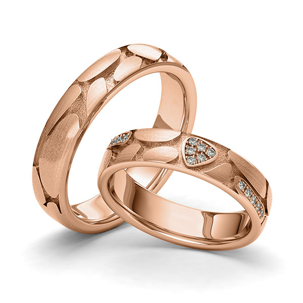 Set klassieke trouwringen in roodgoud 14 kt. Laser Structuur met in totaal 0,07 ct. Briljant tw/si van Eternal Touch