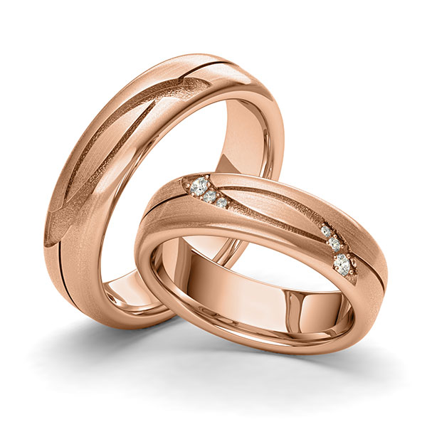 Set klassieke trouwringen in roodgoud 14 kt. Laser Structuur met in totaal 0,09 ct. Briljant tw/si van Eternal Touch