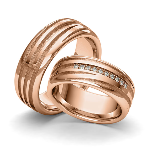 Set klassieke trouwringen in roodgoud 14 kt. Laser Structuur met in totaal 0,09 ct. Briljant tw/si van Eternal Touch