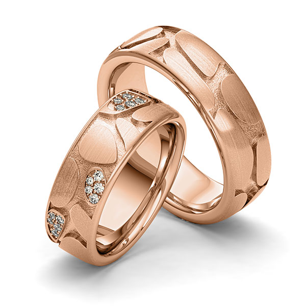 Set klassieke trouwringen in roodgoud 14 kt. Laser Structuur met in totaal 0,12 ct. Briljant tw/si van Eternal Touch