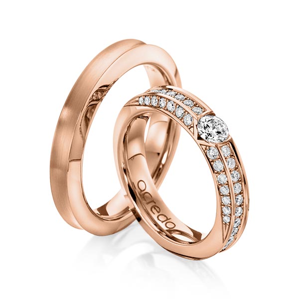 Set klassieke trouwringen in roodgoud 14 kt. met 0,3 ct. + in totaal 0,902 ct. Briljant tw/si van acredo