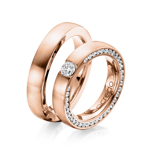 Set klassieke trouwringen in roodgoud 14 kt. met 0,3 ct. + in totaal 1,08 ct. Briljant tw/si van acredo