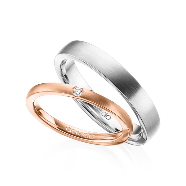 Set klassieke trouwringen in roodgoud 14 kt. met in totaal 0,025 ct. Briljant tw/si van acredo