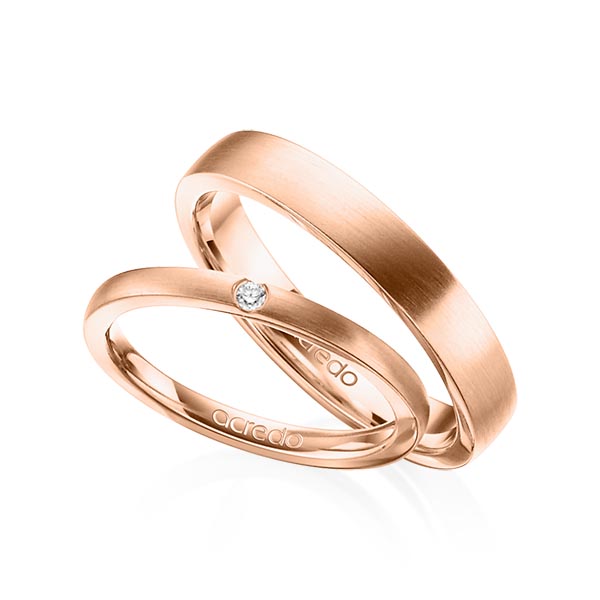 Set klassieke trouwringen in roodgoud 14 kt. met in totaal 0,025 ct. Briljant tw/si van acredo