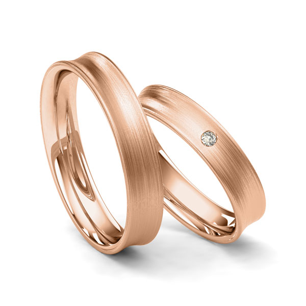 Set klassieke trouwringen in roodgoud 14 kt. met in totaal 0,025 ct. Briljant tw/si van Merii