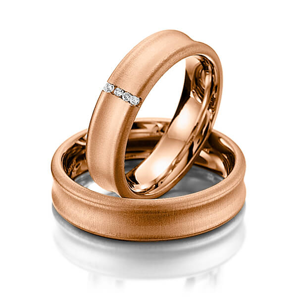 Set klassieke trouwringen in roodgoud 14 kt. met in totaal 0,032 ct. Briljant tw/si van Merii