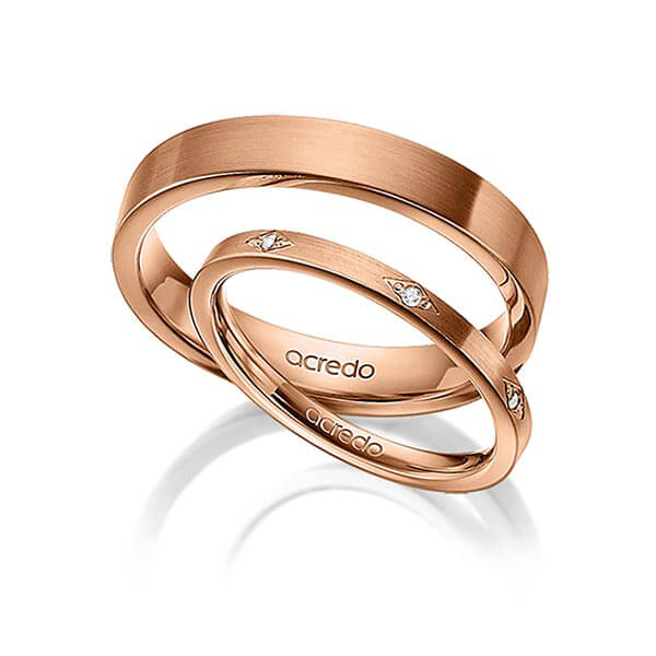 Set klassieke trouwringen in roodgoud 14 kt. met in totaal 0,035 ct. Briljant tw/si van acredo