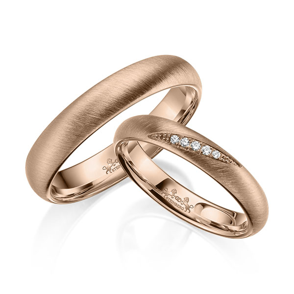 Set klassieke trouwringen in roodgoud 14 kt. met in totaal 0,036 ct. Briljant tw/si van Steinberg