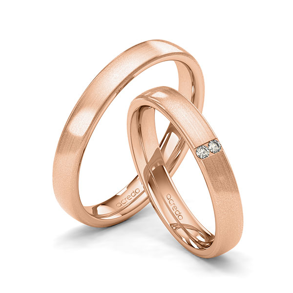 Set klassieke trouwringen in roodgoud 14 kt. met in totaal 0,03 ct. Briljant tw/si van acredo