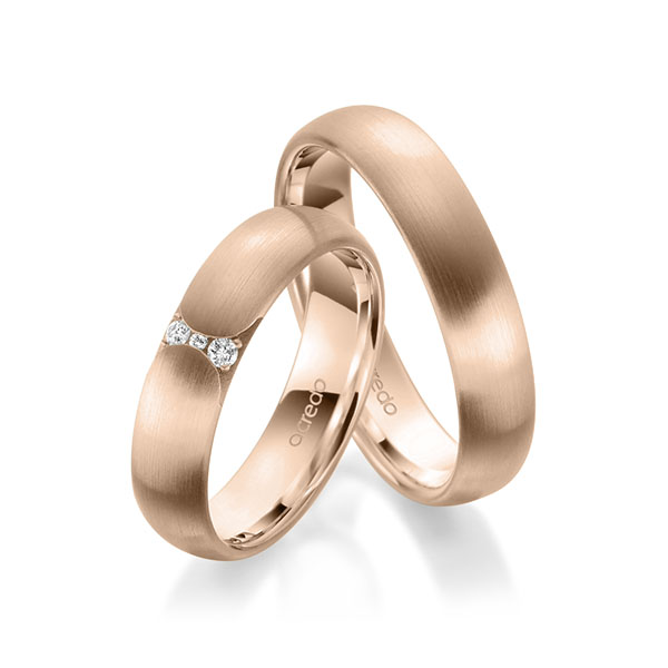 Set klassieke trouwringen in roodgoud 14 kt. met in totaal 0,045 ct. Briljant tw/si van acredo