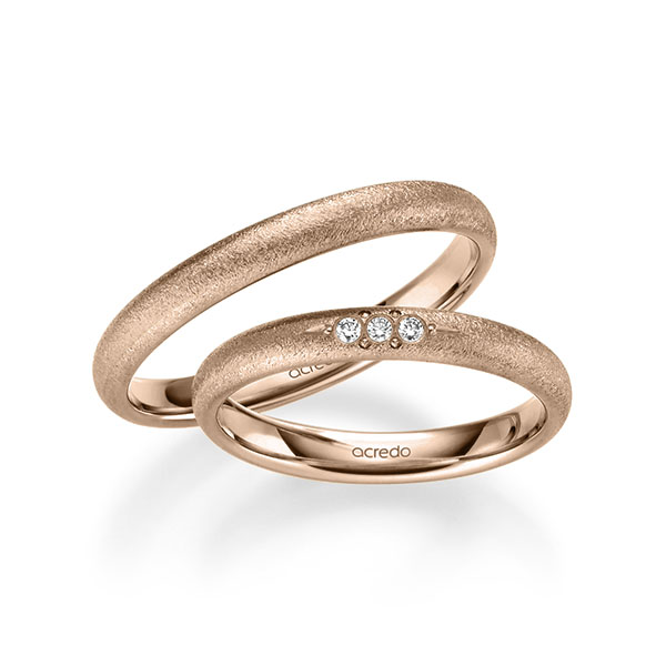 Set klassieke trouwringen in roodgoud 14 kt. met in totaal 0,045 ct. Briljant tw/si van acredo