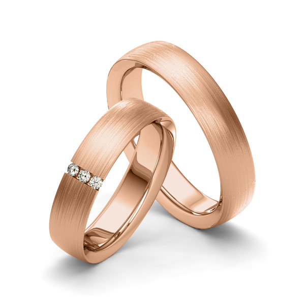 Set klassieke trouwringen in roodgoud 14 kt. met in totaal 0,045 ct. Briljant tw/si van Merii