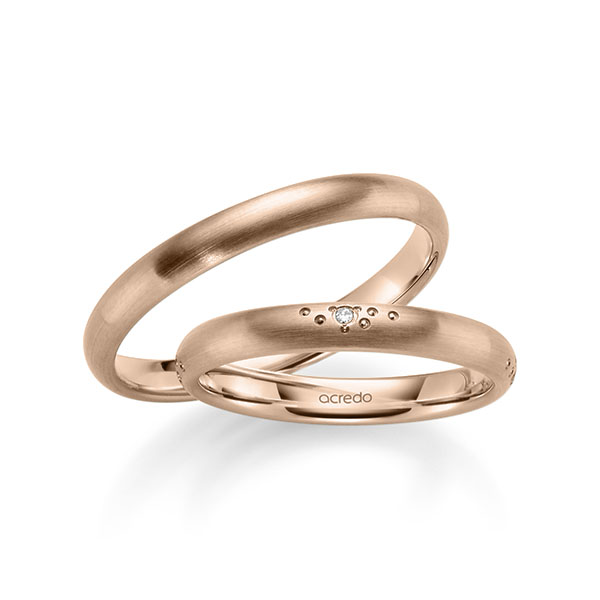 Set klassieke trouwringen in roodgoud 14 kt. met in totaal 0,04 ct. Briljant tw/si van acredo