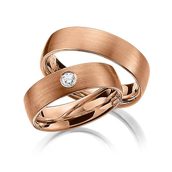 Set klassieke trouwringen in roodgoud 14 kt. met in totaal 0,04 ct. Briljant tw/si van Merii