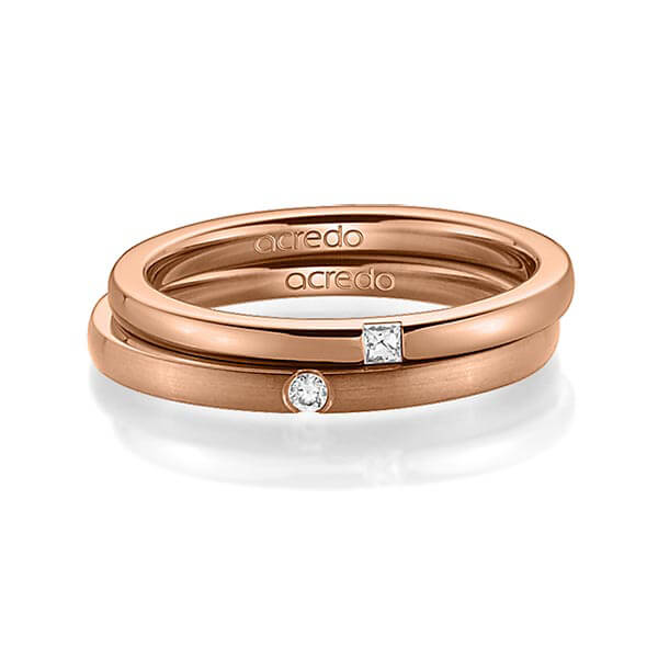 Set klassieke trouwringen in roodgoud 14 kt. met in totaal 0,055 ct. Princess-Diamant & Briljant tw/si van acredo