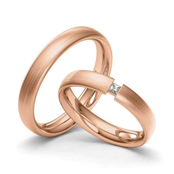 Set klassieke trouwringen in roodgoud 14 kt. met in totaal 0,05 ct. Princess-Diamant tw/si van Merii