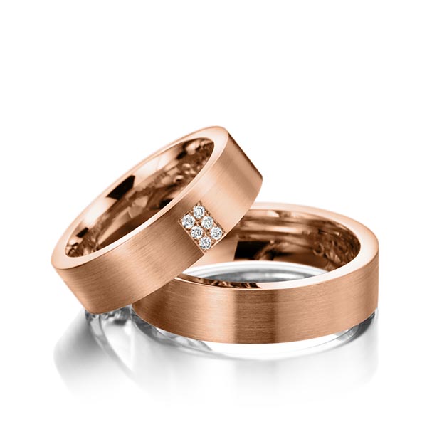 Set klassieke trouwringen in roodgoud 14 kt. met in totaal 0,06 ct. Briljant tw/si van Eternal Touch - Y-1130-8 Set klassieke trouwringen in roodgoud 14 kt. met in totaal 0,06 ct. Briljant tw/si van Eternal Touch - Y-1130-8
