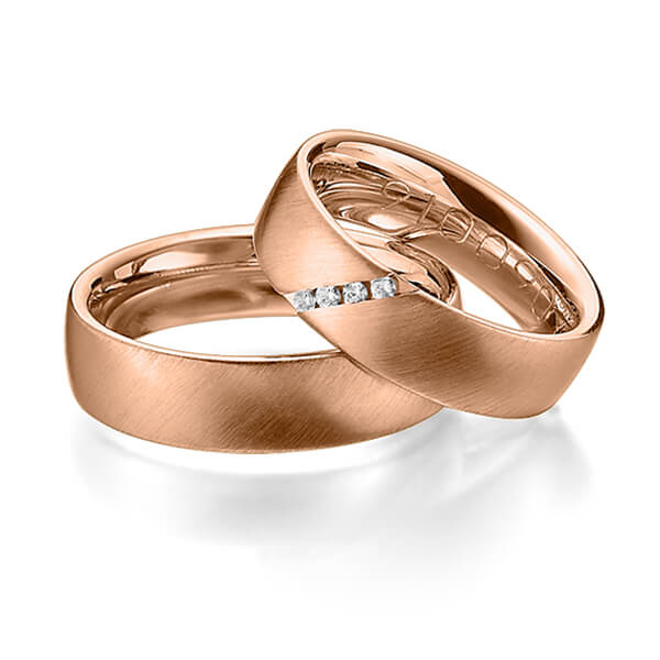 Set klassieke trouwringen in roodgoud 14 kt. met in totaal 0,06 ct. Briljant tw/si van Merii