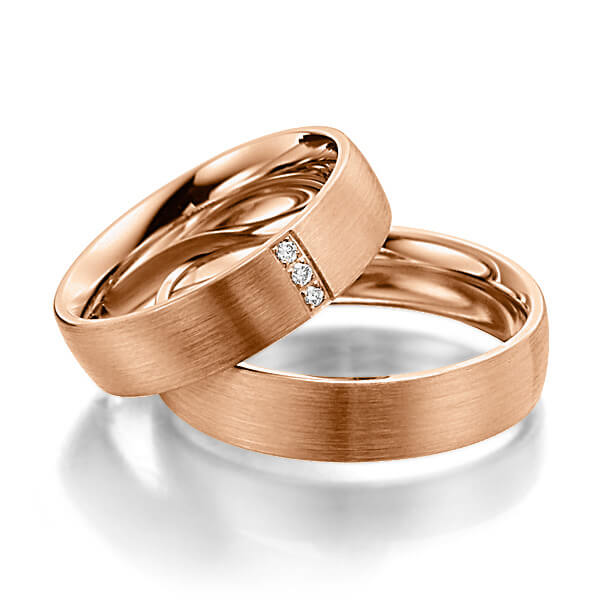 Set klassieke trouwringen in roodgoud 14 kt. met in totaal 0,06 ct. Briljant tw/si van Steinberg