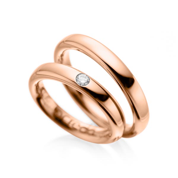Set klassieke trouwringen in roodgoud 14 kt. met in totaal 0,08 ct. Briljant tw/si van acredo