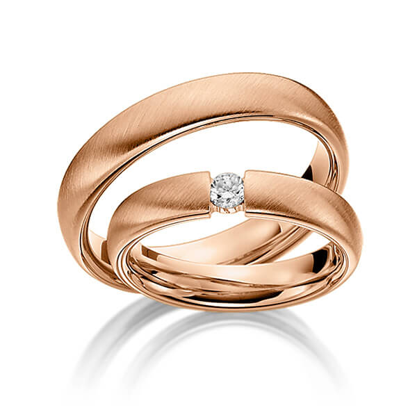 Set klassieke trouwringen in roodgoud 14 kt. met in totaal 0,08 ct. Briljant tw/si van Steinberg