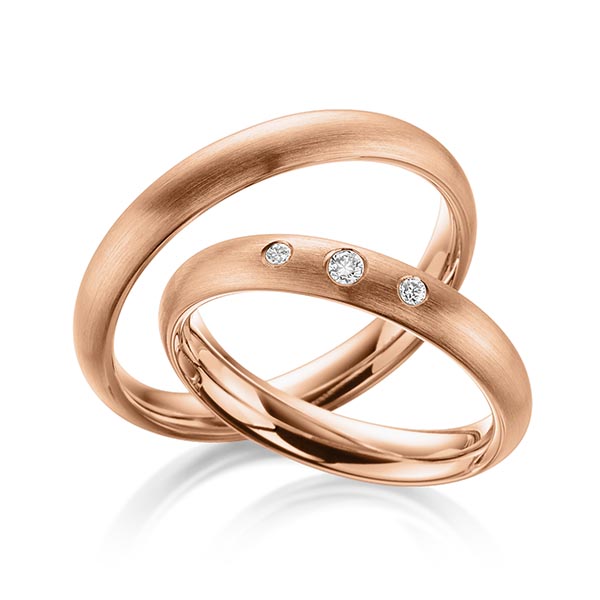 Set klassieke trouwringen in roodgoud 14 kt. met in totaal 0,08 ct. Briljant tw/si van Steinberg