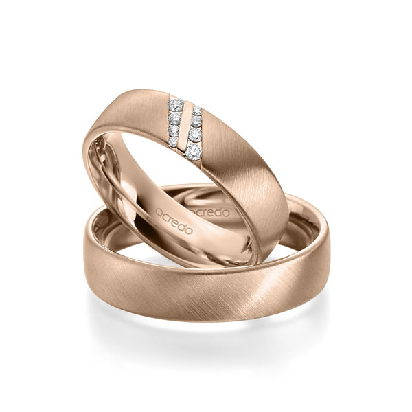 Set klassieke trouwringen in roodgoud 14 kt. met in totaal 0,096 ct. Briljant tw/si van acredo