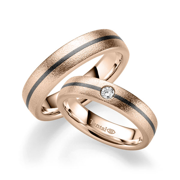 Set Klassieke trouwringen in roodgoud 14 kt. met in totaal 0,09 ct. Briljant tw,vs 
