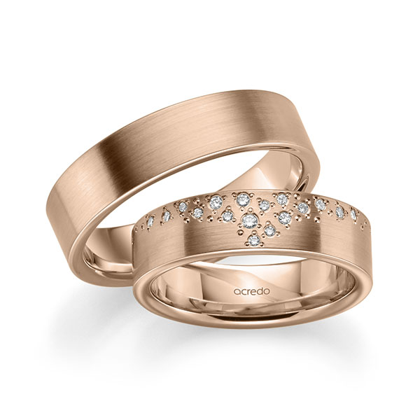 Set klassieke trouwringen in roodgoud 14 kt. met in totaal 0,114 ct. Briljant tw/si van acredo