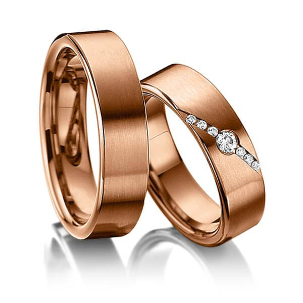 Set klassieke trouwringen in roodgoud 14 kt. met in totaal 0,118 ct. Briljant tw/si van acredo - A-6002-4 Set klassieke trouwringen in roodgoud 14 kt. met in totaal 0,118 ct. Briljant tw/si van acredo - A-6002-4