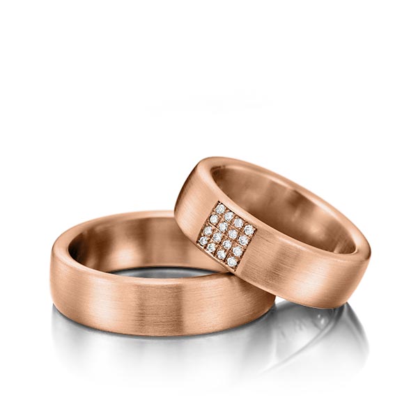 Set klassieke trouwringen in roodgoud 14 kt. met in totaal 0,128 ct. Briljant tw/si van Steinberg - Q-1201-3 Set klassieke trouwringen in roodgoud 14 kt. met in totaal 0,128 ct. Briljant tw/si van Steinberg - Q-1201-3