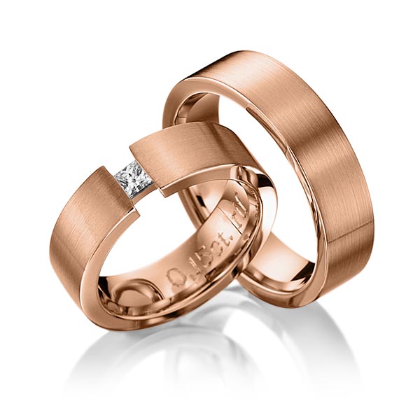 Set klassieke trouwringen in roodgoud 14 kt. met in totaal 0,12 ct. Princess-Diamant tw/if van Eternal Touch - Y-1115-7 Set klassieke trouwringen in roodgoud 14 kt. met in totaal 0,12 ct. Princess-Diamant tw/if van Eternal Touch - Y-1115-7