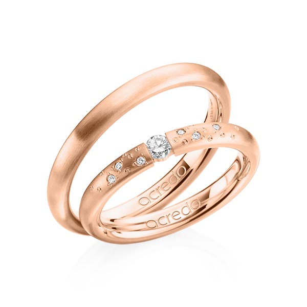 Set klassieke trouwringen in roodgoud 14 kt. met in totaal 0,13 ct. Briljant tw/si van acredo