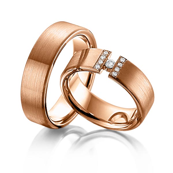 Set klassieke trouwringen in roodgoud 14 kt. met in totaal 0,13 ct. Briljant tw/si van Steinberg