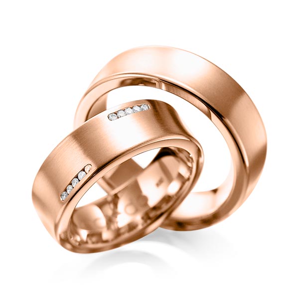 Set klassieke trouwringen in roodgoud 14 kt. met in totaal 0,15 ct. Briljant tw/si van acredo