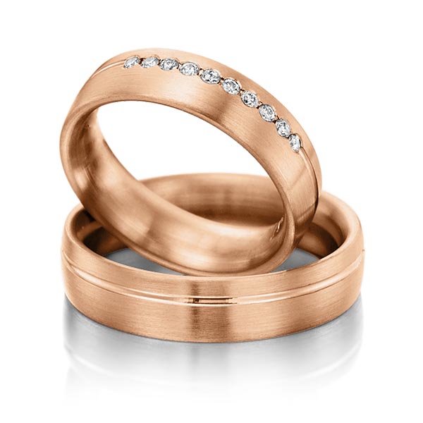 Set Klassieke trouwringen in roodgoud 14 kt. met in totaal 0,15 ct. Briljant tw/si van Steinberg - Q-1202-12 Set Klassieke trouwringen in roodgoud 14 kt. met in totaal 0,15 ct. Briljant tw/si van Steinberg - Q-1202-12
