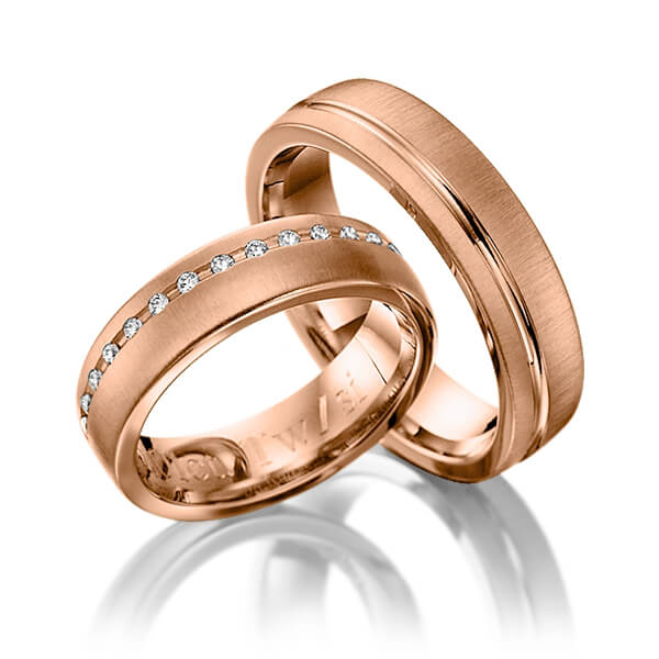 Set Klassieke trouwringen in roodgoud 14 kt. met in totaal 0,15 ct. Briljant tw/si van Steinberg - Q-1203-16 Set Klassieke trouwringen in roodgoud 14 kt. met in totaal 0,15 ct. Briljant tw/si van Steinberg - Q-1203-16