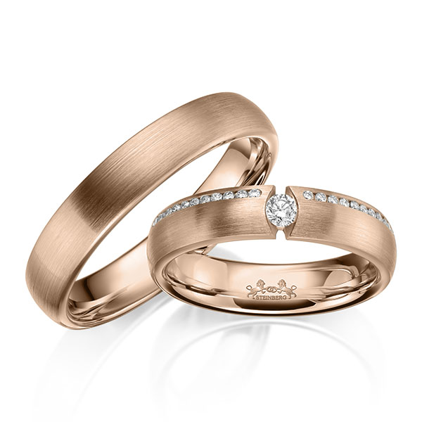 Set klassieke trouwringen in roodgoud 14 kt. met in totaal 0,17 ct. Briljant tw/si van Steinberg