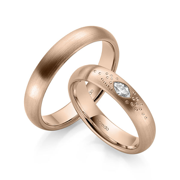 Set klassieke trouwringen in roodgoud 14 kt. met in totaal 0,1 ct. tw,vs van acredo