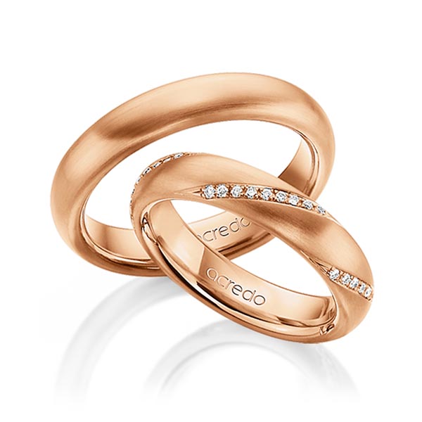 Set klassieke trouwringen in roodgoud 14 kt. met in totaal 0,225 ct. Briljant tw/si van acredo